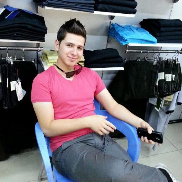 ﻋـﻄــﺮﻱ ؟ ﺍﻟـﻜـﻠـﻤـﺔ ﺍﻟـﻄـﻴـﺒـة
ﻃـﻮﻟــﻲ ؟ : ﻋﺰﺓ ﻧﻔﺴﻲ ﺃﻋﻠﻮ ﺑﻬﺎ ﻋﺒﺎﺏ ﺍﻟﺴﻤﺎﺀ
ﻭﺯﻧـــﻲ ؟ : ﻋﻨﺪ ﺍﻟﺸﺪﺍﺋﺪ ﺟﺒﻞ ﻭ ﻓﻲ ﺍﻟﻔﺮﺡ ﺭﻳﺸﺔ
ﻋـﻨـﻮﺍﻧـﻲ ؟ﻗﻠـﺖ:ﻋﺎﺑـﺮة ﺳﺒﻴـﻞ ﺑﻼ ﻋﻨﻮﺍﻥ
ﺍﻟﺪﻧ