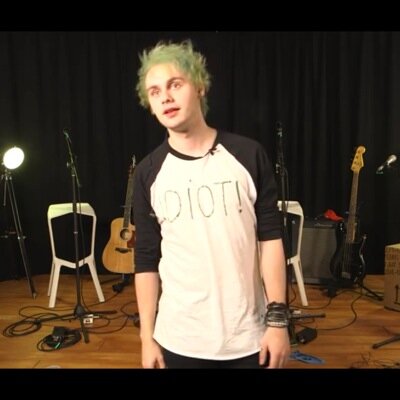 FOLLOW @jenniething2 :) JUST ASK FOR A FOLLOW BACK MAYBE CHECK OUT LINK IN HER BIO?