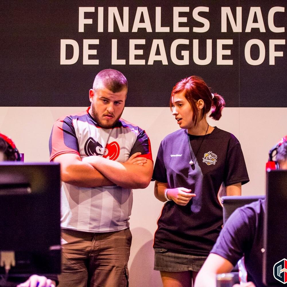 árbitro referee de los eDeportes todo una vida en ello tanto nación como internacional, Jugador de Rugby del FC Barcelona y Luchador MMA