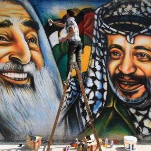 مواطن فلسطينين هوايتي متابعة الاخبار في العالم ومتابعة المقاومة في العالم الاسلامي