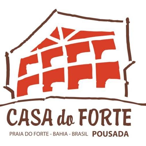 Localizada a 100m da vila, a Casa do Forte apresenta estilo rústico com especiais requintes, dentro de um projeto arquitetônico belíssimo.