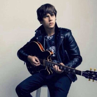 Love Jake Bugg, Lana Del Rey, Lorde and Bands - mainly indie rock/rock but with a side order of 5SOS✌️ also GoT&HP! TFIOS Is perfect! James Bourne follows☺️