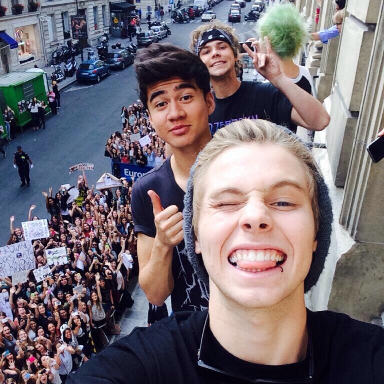 ♡1D, 5sos, Janoskians, and Magcon boys♡ ~ Johnalyn (18) & Lea (17) ~