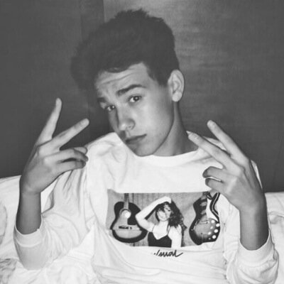 lightwhitesides's profile picture. instead of following me follow @nvmemily and or @onceuponagrier