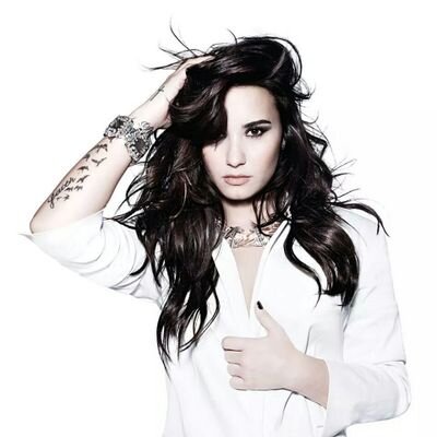 Me gusta bailar y cantar  y me gusta pasar tiempo  con mis papis  Lovatic Forever.Y creo en Dios