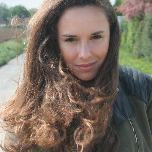 je trie mais frites par ordre de grandeurs avant de l'est manger. directioner ,mixer and brats.♥