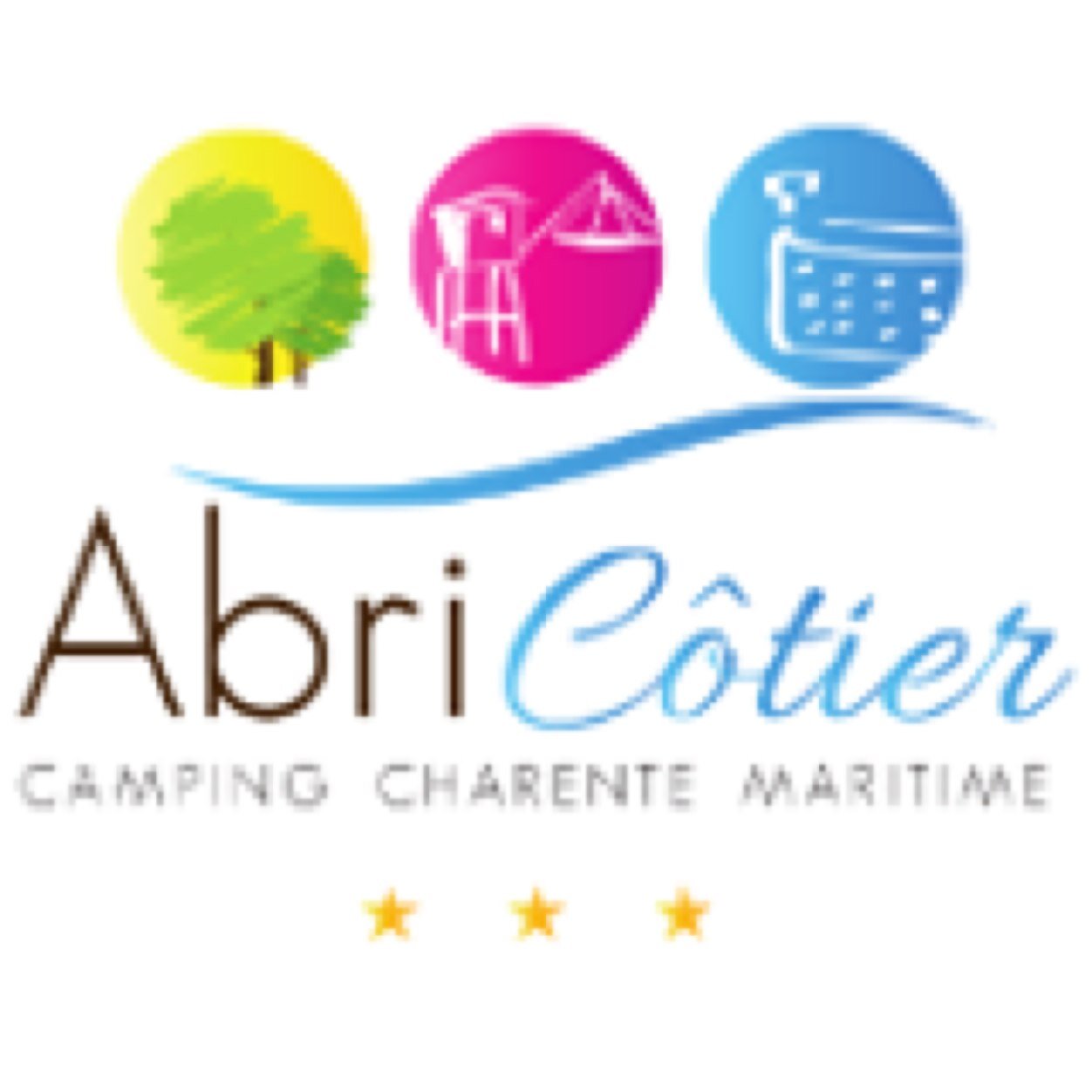 L'Abri-Côtier, camping ombragé avec piscine couverte, vous accueille dans un environnement calme,  naturel et préservé.