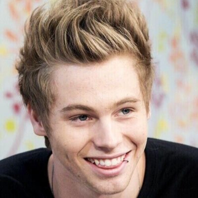 IF YOU LOVE 5SOS please go follow @lashtonempire beause she just gave you a free follow! if not, we'll unfollow!