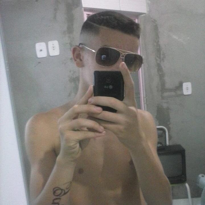 @ClubeFollowBack fã do justin facebook Cleyton Junior  segue ele aí @PerfctSwag