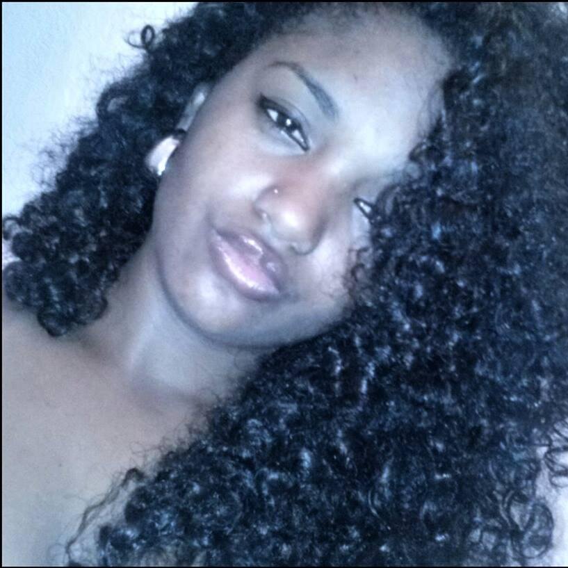 ”♥ Elα que vive com α cαbeçα nα luα, com [*b]músicα no ouvido e corαção nα bocα :)