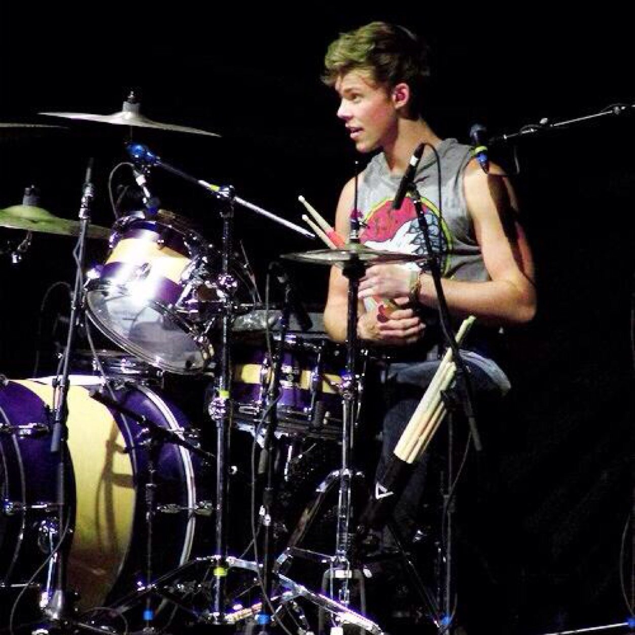 This is a fan page!!! | @5SOS