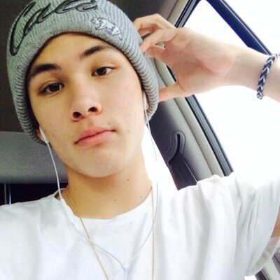 It's a free follow ! Follow @iObeyMendes ♡ ! Thank u ❤️