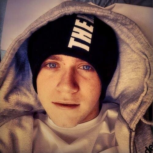 Proud Muslim and Directioner :D got 2/2 vielled humore follows
