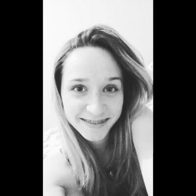 Estudante de Enfermagem. Extremamente apaixonada pela minha Família, meu namorado! Adoro academia, pedalar, adoro também comer, comer é bom.