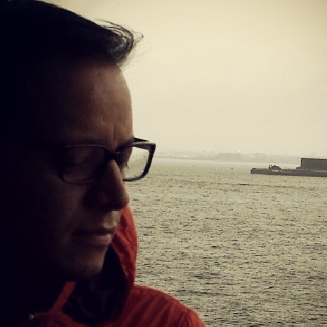 alexporfavor's profile picture. Diseñador web, editorial, ilustrador, director de arte y aficionado a armas cosas, cajitas, papercraft y en especial los modelos de robots.