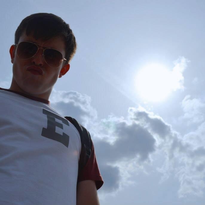 I like elephants, Donkeys also make me happy. Football is the sport, and i like doing stupid shit. #Cool