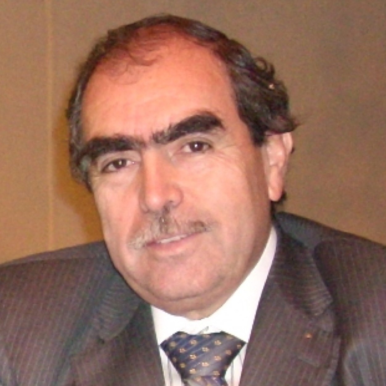 Nortino de nacimiento, Ignaciano de formacion Neurocirujano de profesion, amante de la naturaleza, de la vida, de mi esposa y mis hijos. bloqueo anónimos y bot