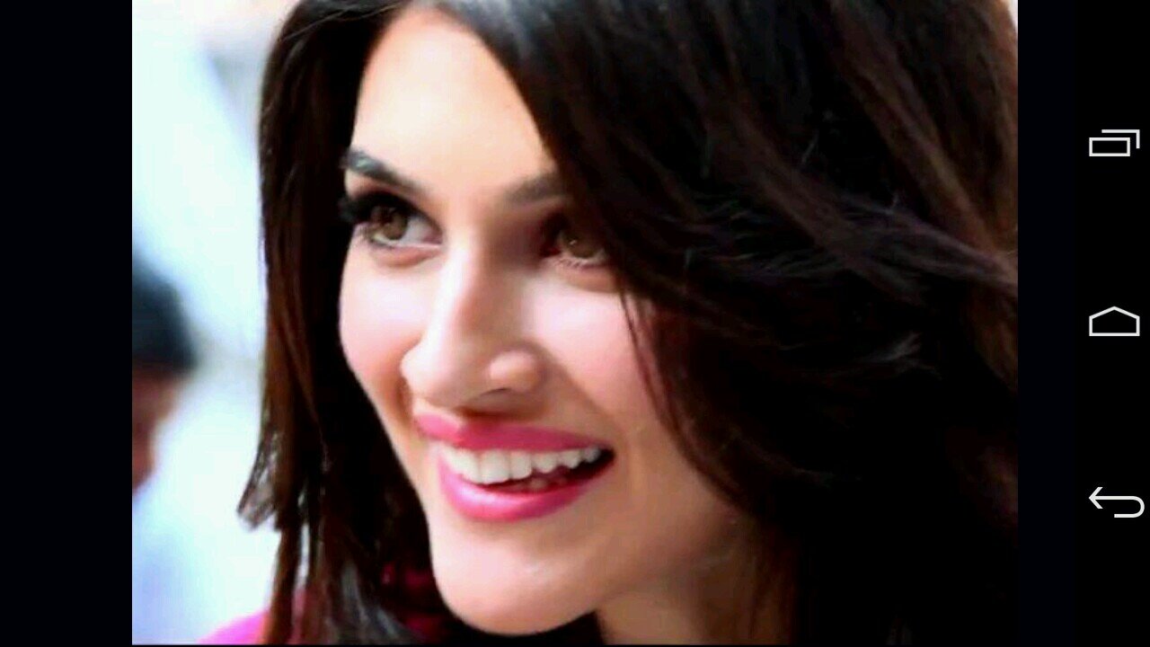 I am kriti sanon as you know in heropanti I love you my friend and this is my new account follow me thank you for your love