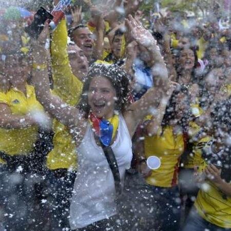 I show you how Colombians celebrate the victories of their football team