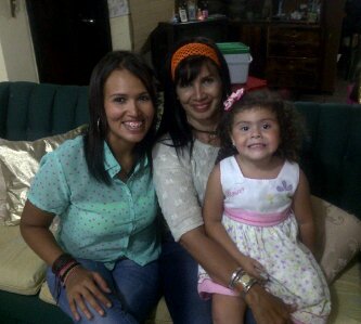 Sencilla, honesta, madre, esposa, profesional, trabajadora incansable, orgullosa de ser Venezolana, se vivir.!!!!!