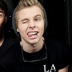 PLEASE GO FOLLOW @Calumscashton THANKS 1.5k GOAL OH AND ASK FOR FB