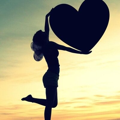 Amor,pasion y locura:) disfruta al maximo esos momentos que te hacen feliz.