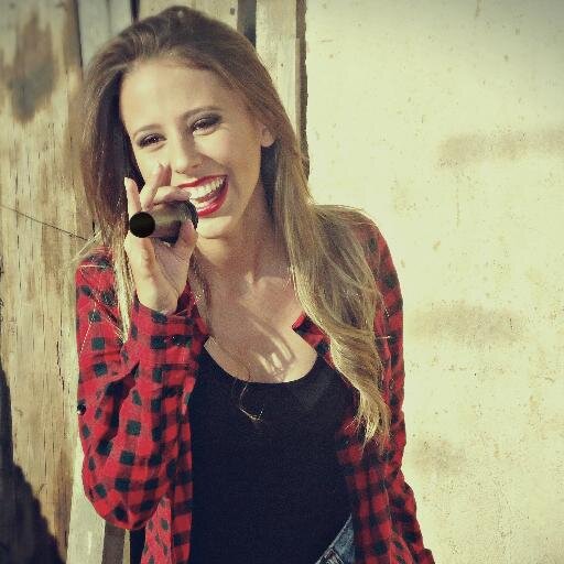 Ex-dançarina de jazz, ballet, vocalista da Banda Condecões, amo fotografia, literatura ♡ l Tumblr: http://t.co/J8Wokel0sf l Instagram: http://t.co/EFAwLWQWzN