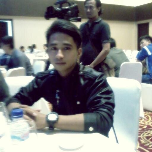 tersenyum