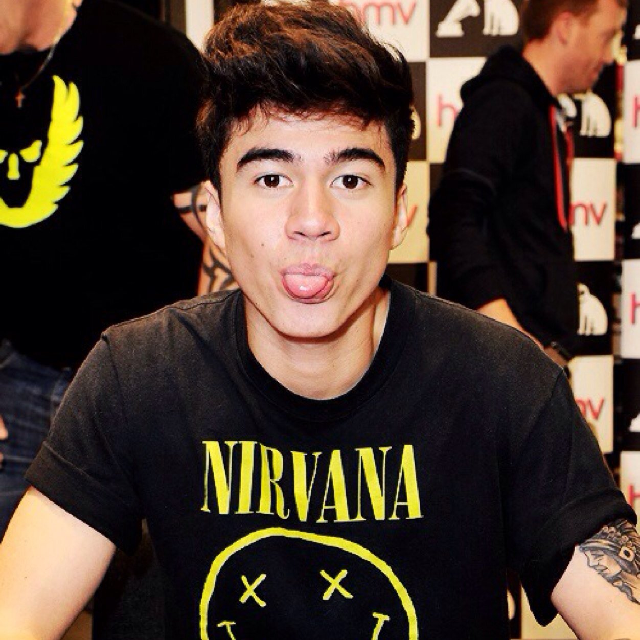 Free smile follow -@dukeofmuke