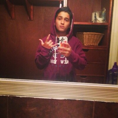 I SKATE .......but i suck 

Hmmmmm im boring................SO GO FUK YR SELF