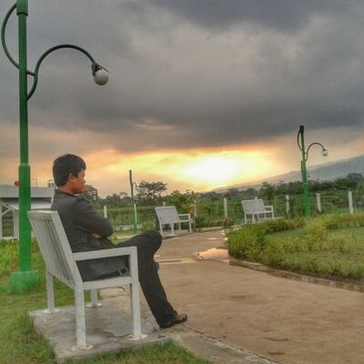 Tak perlu menjelaskan tentang dirimu pada siapapun. Karena yang
menyukaimu tidak membutuhkannya dan yang membencimu tidak akan mempercayainya. (Sayyidina Ali b