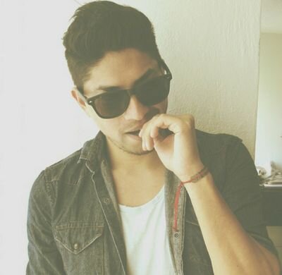 Leon Valdez!           Huye de mi, pero conmigo        WA: Claro! Pidelo                  Instagram: LuzDeAlmendra