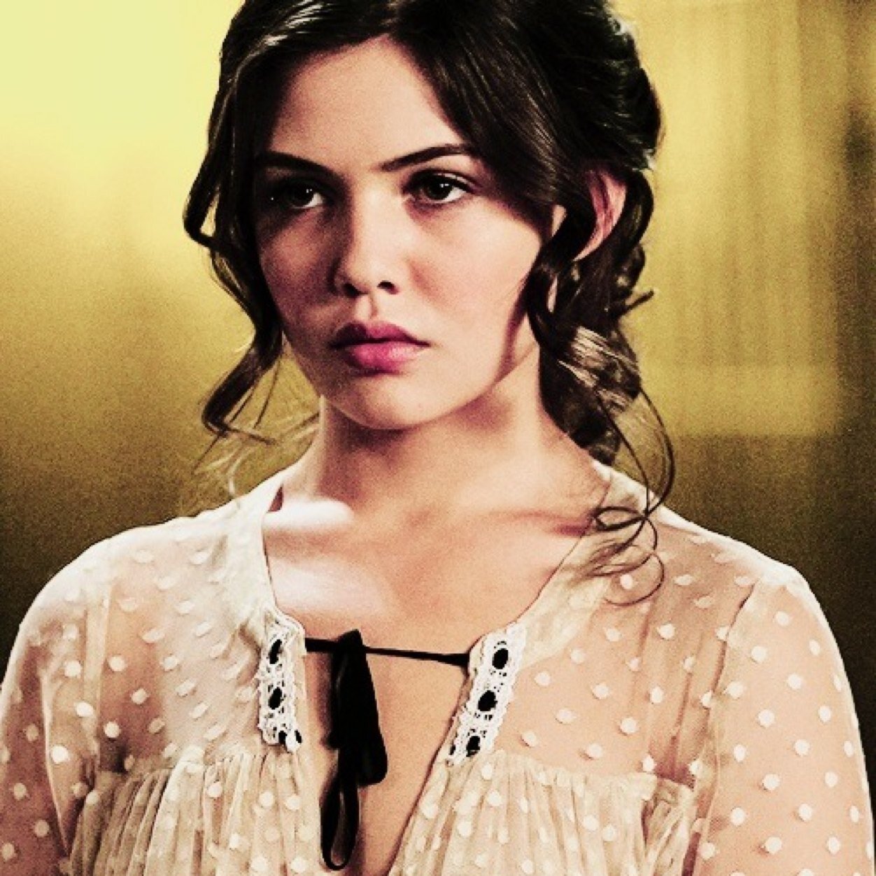 Hey,you,stop being cute,I'm the cute one! Name's Davina Claire,better keep it in mind..#TheOriginals {RP-AU-Unclaimed}