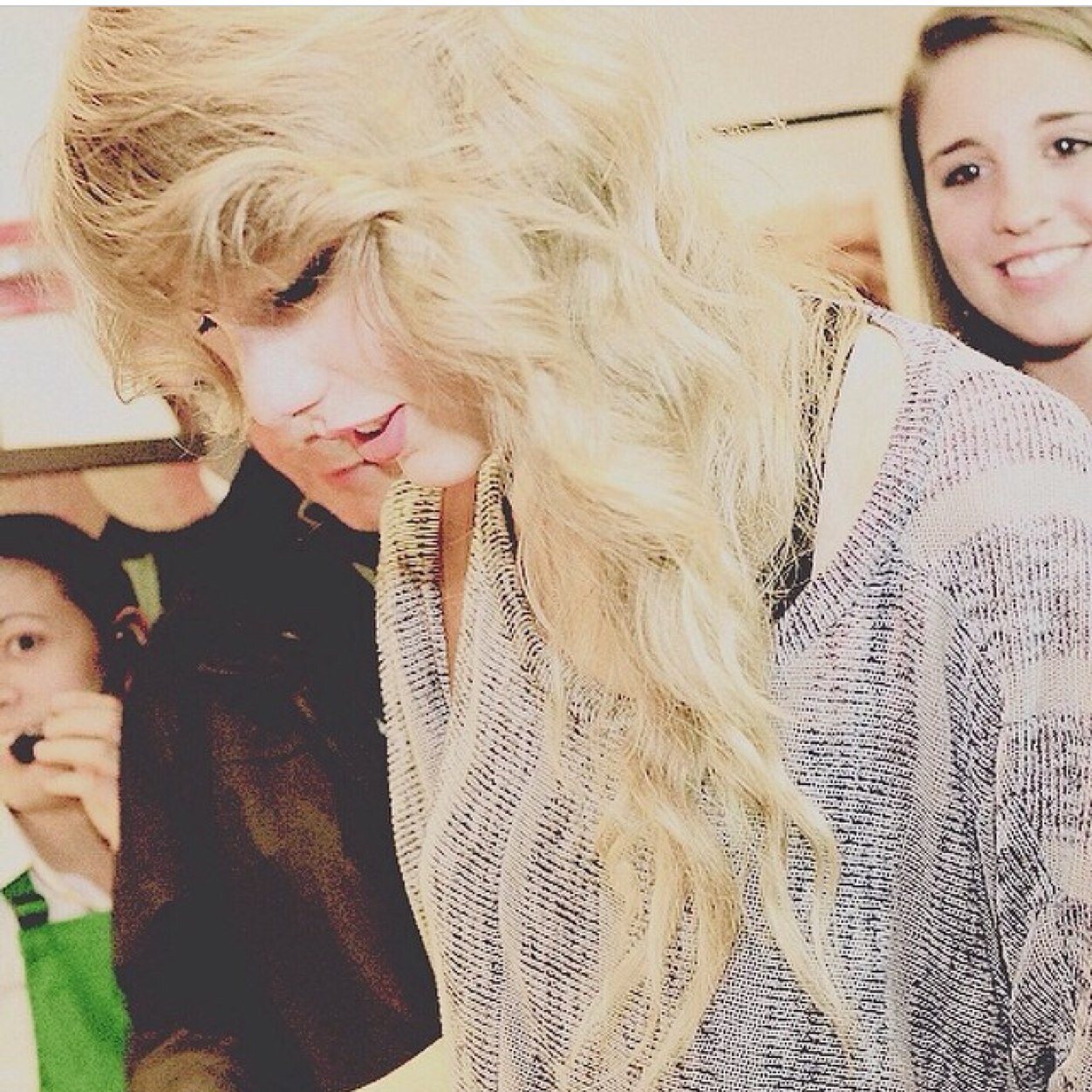 Here we are again in the middle of the night, stalking Taylor Swift in our iPhone light✨