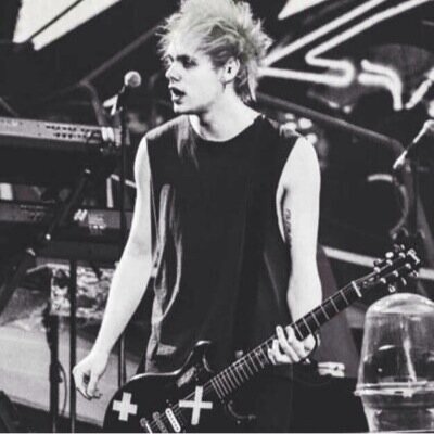 Hi sorry if i scared u, Follow @McFly_barbara_ for a DM to Luke, Michael Calum And the band acc just ask!xx