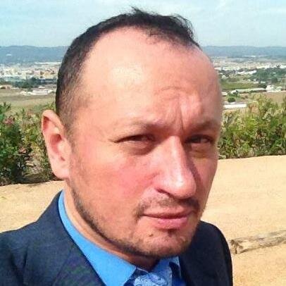 Periodista especialista en Cultura de Paz, Derechos Humanos y Educación. Investigador en ética periodística.