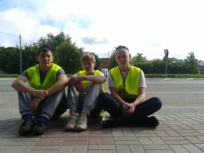 rabotniki14's profile picture. Viņi strādā uz ielām, darba apstākļi ir nežēlīgi. Viņi katru dienu saskaras ar briesmām rokot apmalītes. Tie ir vīri no vasaras darba!