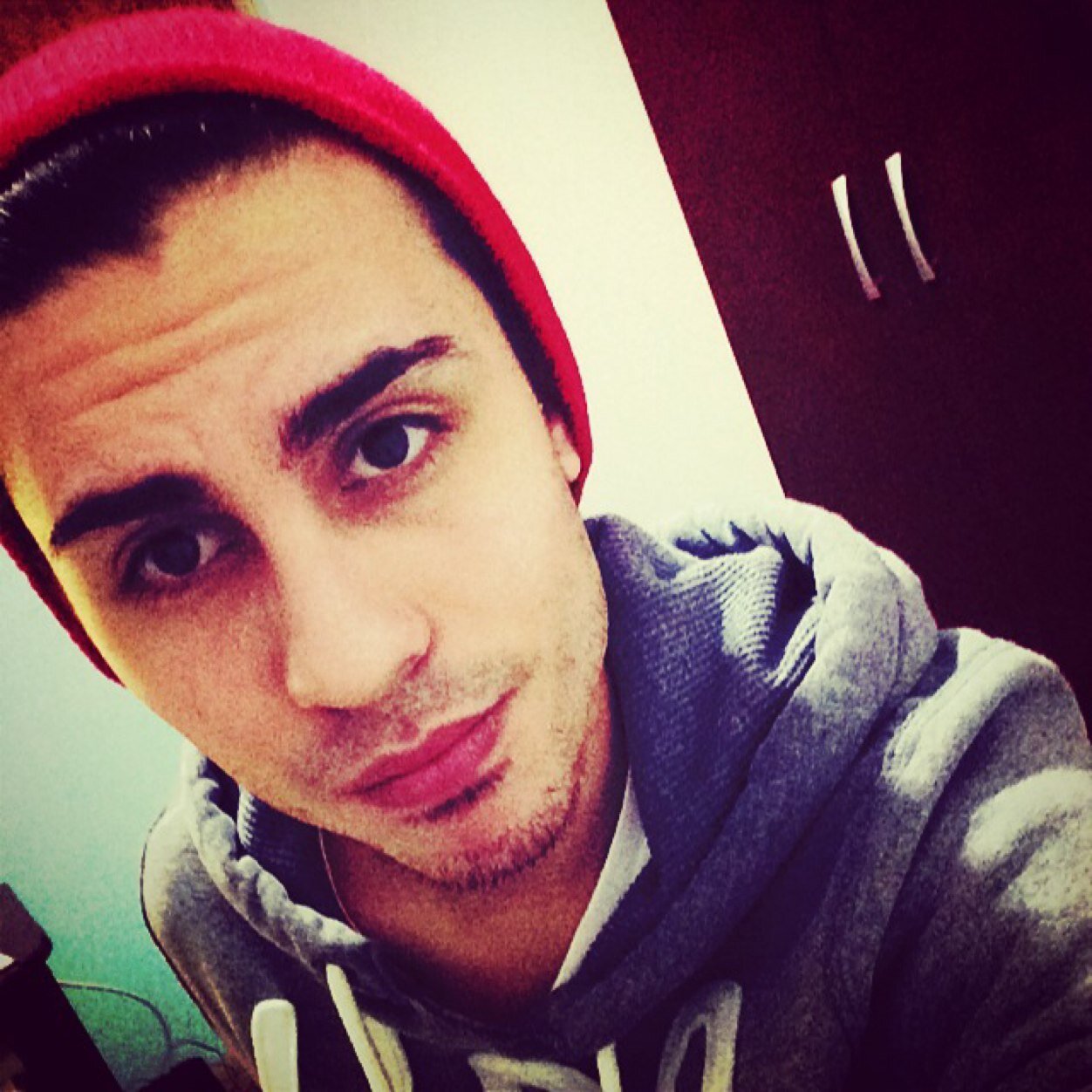 Aquariano.  Blogueiro. E de mil motivos que eu tive, nenhum foi tão forte quanto o meu querer de ser feliz. Guerreiro de fé também chora