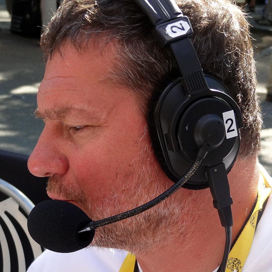 Sur la route du #TDF toute la sainte journée. Spécialiste du gravillon, du bitume qui fond, des balayeuses et des fromages fermiers. Mais ça n'engage que moi !