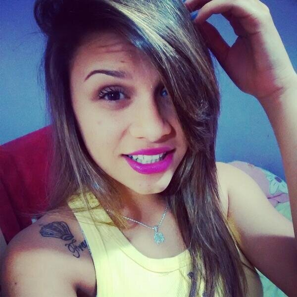 Enfrente ou em frente.