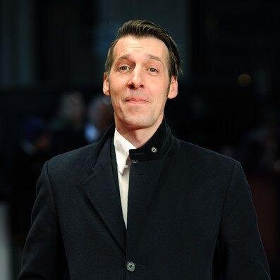 Sniper. Ex-military. Tried most things once. Boys, girls, blood an' guns. (Bi, Sherlock/Multiverse RP 18+)