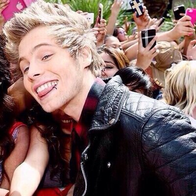 My love for 5SOS is bigger than kim kardashians ass♡ @adelaidebiebs & i have 0/4 :( we love you @5SOS