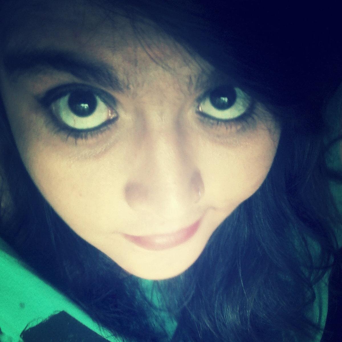 Bom gente sou uma garota bipolar não por moda mas sim porque sou e pronto. Odeio gente falsa ou mentirosa.....