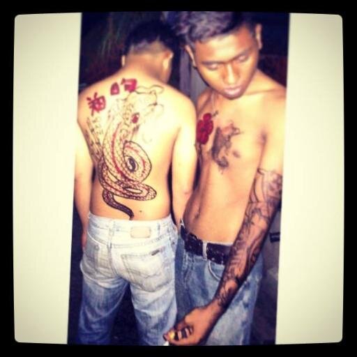 #FakeTattoo . Lukisan semata , Emas putih permata , Kadang-kala aku rabun pakaikan cermin mata , ID : Highway_Karak :* https://t.co/iMPnGYwNl4
