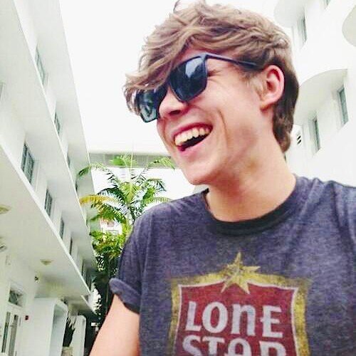 Follow @kaystyles__ please x