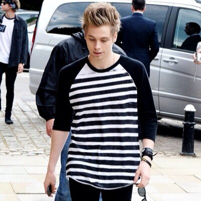 PLEASE GO FOLLOW @calumscashton TRYING TO GET TO MY 1.5k GOAL THANKS ILY