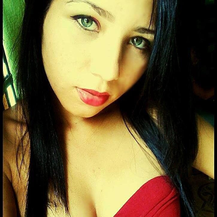 solteira,estrovestida,amo pessoas novas,odeio falcidade,amo sinseridade e amor. sou muito carinhosa,tambem sigo de volta todos q mim seguirem!