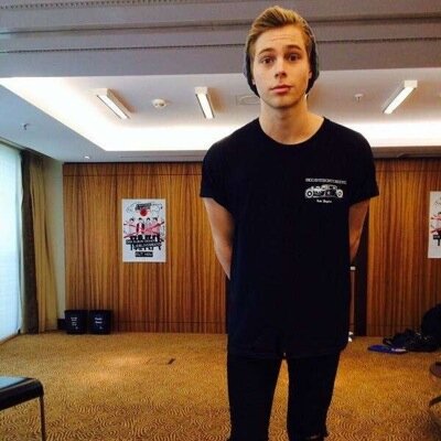 Follow @ww_5sos and @1d_dreamheroes