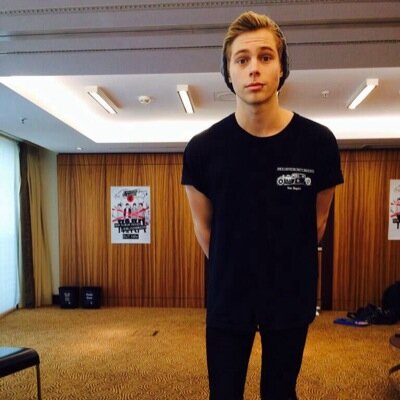 Follow @HolaHemmings_