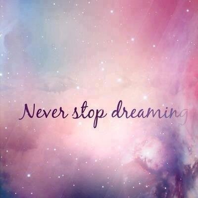Sono italiana,ho 14 anni e amo cantare *-* ho vinto parecchie gare e il mio sogno sarebbe di diventare famosa *-*
